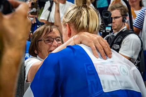 Tarja Murto congratulated Wilma Murto on the European Championship gold in Munich in 2022.