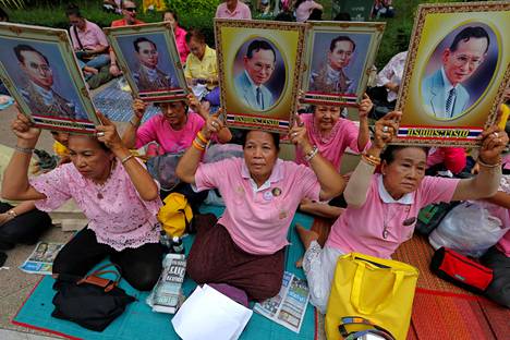 Thaimaan kuninkaan Bhumibol Adulyadejin paranemista odottavia ihmisiä Sirirajin sairaalan edustalla Bangkokissa torstai-aamuna. Bhumibolin kuolemasta ilmoitettiin myöhemmin päivällä.