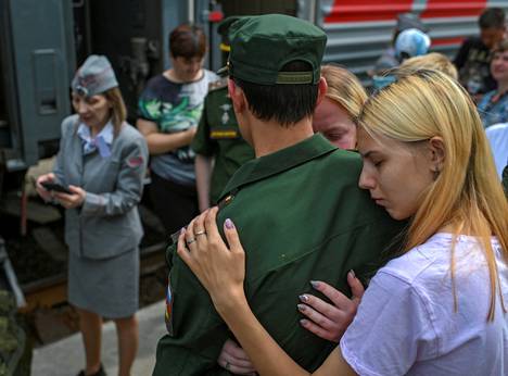 Vakaumuksellisten aseistakieltäytyjien liikkeen mukaan yhä useampi venäläinen varusmies pelkää joutuvansa rintamalle Ukrainaan, eikä siksi halua armeijaan. Venäläistä varusmiestä saatetaan junaan rautatieasemalla Lounais-Siperian Omskissa 17. kesäkuuta 2022.