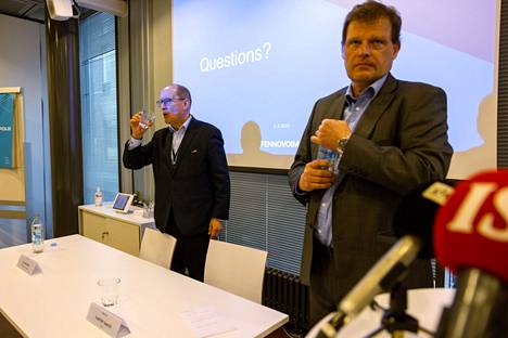 Fennovoiman toimitusjohtaja Joachim Specht (oik) ja hallituksen puheenjohtaja Esa Härmälä tiedotustilaisuudessa Helsingissä maanantaina.