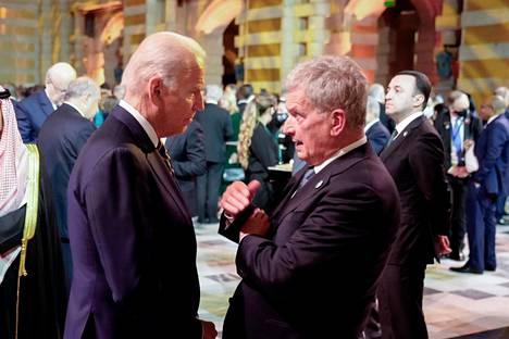 Presidentit Joe Biden ja Sauli Niinistö keskustelivat Glasgow’n ilmastokokouksessa marraskuussa. 