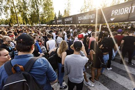 Weekend Festivalin porteilla jouduttiin perjantaina jonottamaan tunteja –  miksi tapahtuman ympärillä tuntuu kuohuvan vuodesta toiseen? - Kaupunki |  