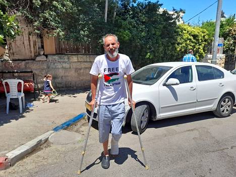 Häädön uhkaama itäjerusalemilainen leipuri Saleh Diab kertoo poliisin tunkeutuneen hänen kotiinsa ja murtaneen hänen jalkansa.