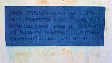 Topelia-korttelin rakennuksen seinässä oleva laatta kertoo Neuvostoliiton lahjoittaneen kobolttikanuunan Tasavallan Presidentti J.K. Paasikivelle.