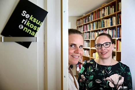 Seksuaaliterapeutit Patricia Thesleff (vas.) ja Anna Kolster-Weckström ovat työskennelleen pedofiilien ennaltaehkäisevän tukipalvelun parissa nyt kolme vuotta.