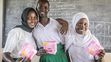 Mikamsoni (oik.) ja hänen koulukaverinsa pitävät tärkeänä, että koulusta saa kuukautissuojia, koska suojat ovat pakolaisleirillä asuville tytöille kalliita ostaa.