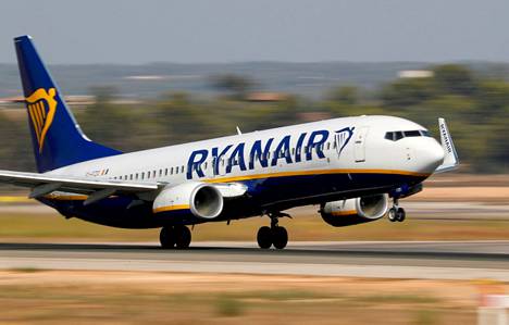 Ryanairin Boeing 737-800 -lentokone kuvattuna Mallorcalla Espanjassa heinäkuun lopulla.