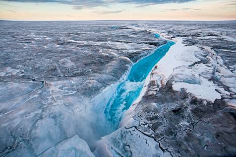 Sulamisvedet muodostavat Grönlannissa kesällä safiirinvärisiä jokia, joiden vedet etsiytyvät jäätikön halkeamiin ja syövyttävät isoja pystysuoria kuiluja, jäätikkökaivoja.