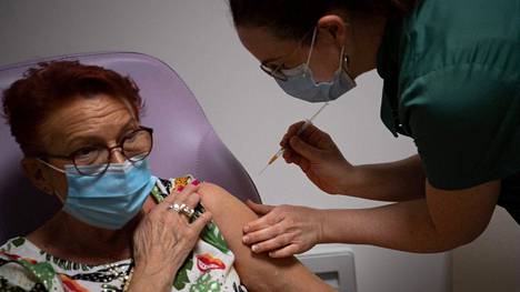 Koronavirus | Eman virkamies: Astra Zenecan rokotteeseen liittyy veritulppariski – Suomessa havaittu kolme hyytymishäiriö­tapausta, joiden epäillään johtuvan rokotteesta