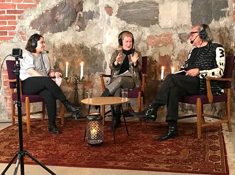 Sarjan kymmenennessä jaksossa Silvia Hosseini (vas.), Elina Hirvonen ja Esa Saarinen puhuvat onnesta.
