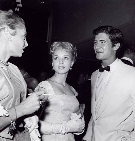 Näyttelijät Anthony Perkins ja Venetia Stevenson Ylpeys ja intohimo -elokuvan ensi-illassa 1957.