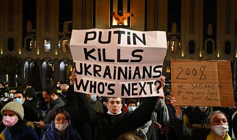 Georgian pääkaupungissa Tbilisissä oli maanantaina mielenosoitus Ukrainan tueksi. Mielenosoittajan kyltin mukaan ”Putin tappaa ukrainalaisia, ketkä ovat seuraavana?” 