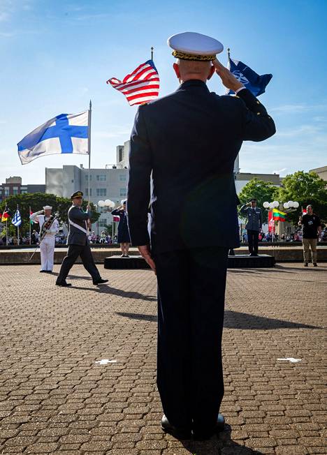 Генерал Филипп Лавинь во время церемонии поднятия флагов в Норфолке 20 апреля. Финляндия здесь впервые в качестве полноправного члена Альянса. Фото: Калле Копонен / HS 