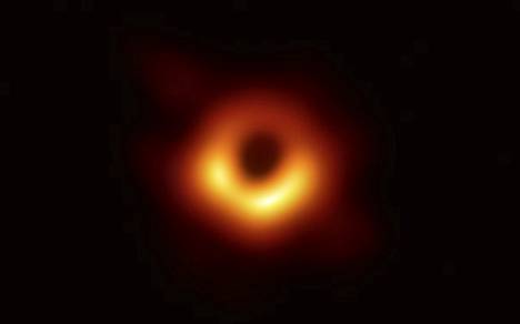 Ensimmäinen kuva galaksin M87 mustasta aukosta koostettiin samalla tavalla kuin Sagittarius A*n kuva. Tämä aukko on valtava, sillä koko Aurinkokunta mahtuisi pyöreän ”varjon” keskelle.