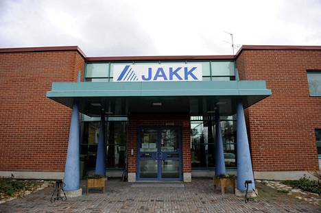 Jalasjärven aikuiskoulutuskeskuksen toimintaan liittyvät rikostuomiot jäävät voimaan.