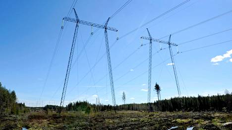 Ulkona oleva sähköjärjestelmä on altis sabotaasille. Kuvassa Fingridin linja vajaan kilometrin päässä Venäjän rajalta Vainikkalassa toukokuussa.