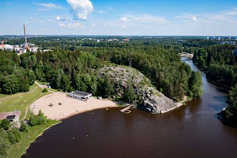 Pikkukoski on kesäisin suosittu uimapaikka Veräjälaaksossa Vantaanjoen varrella.