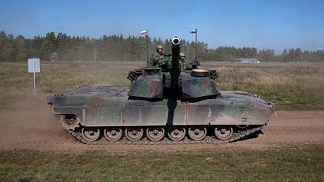 Puolna armeijan sotilaat ajoivat Abrams M1A1 -taistelupanssarivaunulla Orzyszin lähellä Puolassa viime syyskuussa.