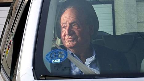 Espanjan entinen kuningas Juan Carlos saapui ystävänsä luokse Sanxenxoon torstaina.