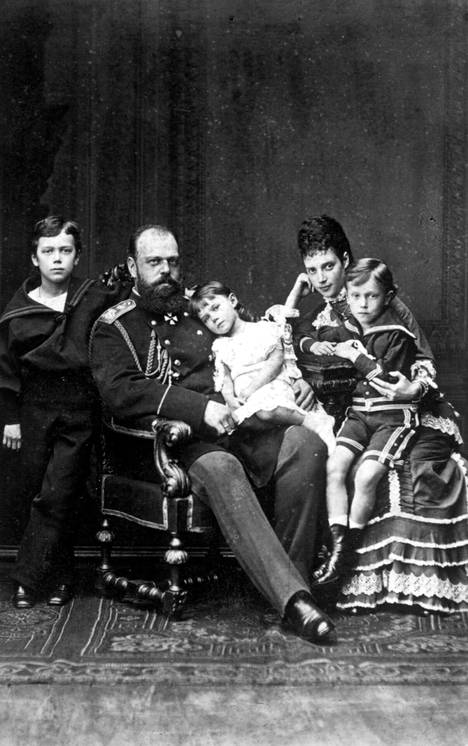 Tsaari Aleksanteri III antoi kaikkien aikojen ensimmäisen Fabergé-munan vaimolleen Maria Fjodorovnalle vuonna 1885. Nikolai II (vas.) jatkoi perinnettä valtaan noustuaan.