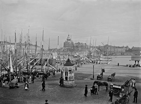 Kalamarkkinat Eteläsatamassa vuonna 1913. Kuvan kioski on edelleen samalla paikalla.