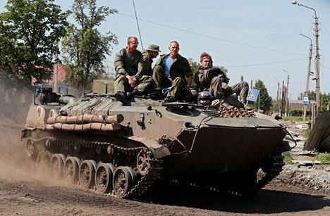 Вооружённые формирования ЛНР в Попасной, 2 июня 2022 года. Фото: Александр Ермоченко / Reuters
