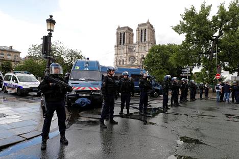 Poliiseja asettautui rivistöksi Notre Damen katedraalin edustalle tiistaisen iskun jälkeen.
