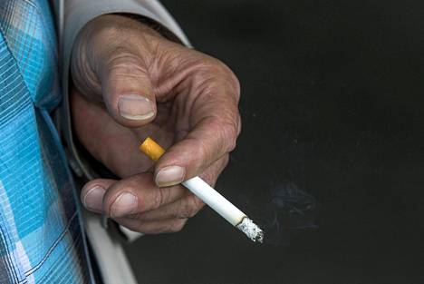 Etenkin tupakka vie suomalaismiehiä ennenaikaisesti hautaan. Tupakointi lyhentää elämää keskimäärin kahdeksan vuotta.