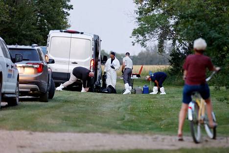Rikospaikkatutkijoita puukotuksen tapahtumapaikalla Weldonissa Saskatchewanin provinssissa sunnuntaina.