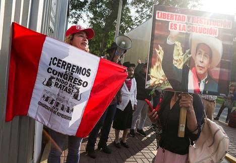 Perun presidenttiä Dina Boluartea vastustavia mielenosoittajia Limassa, Perun pääkaupungissa perjantaina 13. tammikuuta.