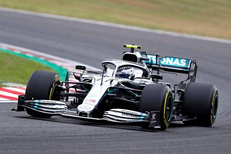 Japanin F1-kilpailun aika-ajot siirretään sunnuntaille taifuunin takia,  Valtteri Bottas oli nopein ensimmäisissä harjoituksissa - Urheilu 