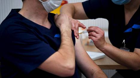Koronarokote | Mediatiedot: EU-komissio aikoo ehdottaa, että 70 prosenttia aikuisista pitäisi olla rokotettuna kesään mennessä