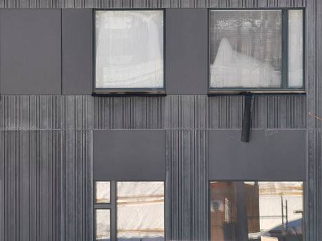 Kirsti Lappi on kiinnittänyt huomiota Jousenkaaren rakenteilla olevan koulun ikkunoiden huurtumiseen.