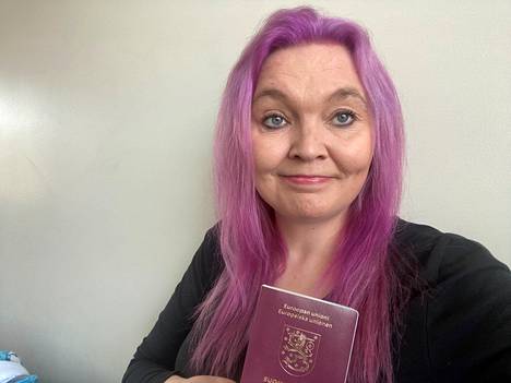 Tamperelaisen Laura Biskopin passi on vanhentunut ja nyt hän odottaa uutta passia. 