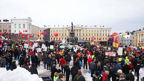 Tuhannet ihmiset vaativat helmikuussa Senaatintorilla työttömyysturvan aktiivimallin kumoamista. Mielenosoituksen järjesti palkansaajien keskusjärjestö SAK.