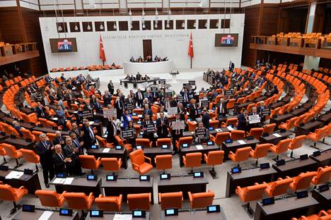 Turkin pääoppositiopuolue Tasavaltalainen kansanpuolue järjesti protestin parlamentissa medialakia vastaan 4. lokakuuta. 