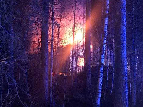 Autiotalo tuhoutui tulipalossa Ylöjärven Siivikkalassa. Palopaikka sijaitsee asuttujen talojen vieressä.
