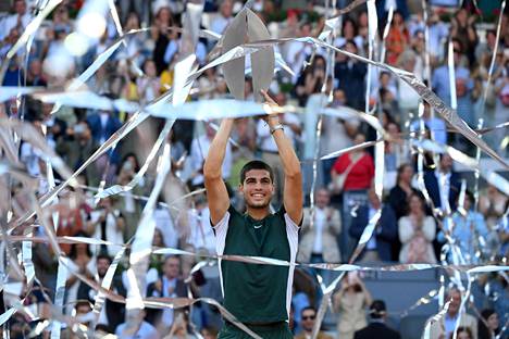Carlos Alcaraz juhli sunnuntaina Madridin turnauksen voittoa.
