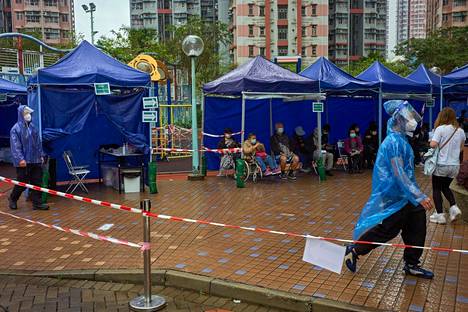 Ihmiset jonottivat koronavirusrokotetta Tin Shui Wai
ssa 25. maaliskuuta.