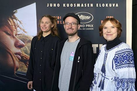Hytti nro 6 -elokuvan pääosanäyttelijä Seidi Haarla (vas.), ohjaaja Juho Kuosmanen ja alkuperäisen kirjan kirjoittanut Rosa Liksom elokuvan lehdistöpäivässä Helsingissä 19. lokakuuta 2021.