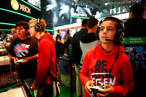 Poikia Xboxin osastolla Kölnin pelimessuilla vuonna 2019. Microsoftin pelikonsoleihin liittyvien palveluiden myynti kasvoi 40 prosentilla.