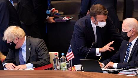 Ranskan presidentti Emmanuel Macron (kesk.) ja Yhdysvaltain presidentti Joe Biden keskustelivat maanantaina Nato-kokouksessa vierellään Britannian pääministeri Boris Johnson.