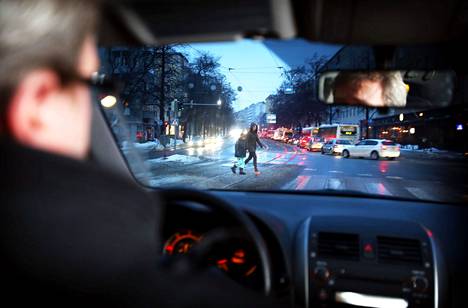 Suojatien pitää olla turvallinen jalankulkijalle. Liikennettä Mannerheimintiellä tammikuussa 2013.