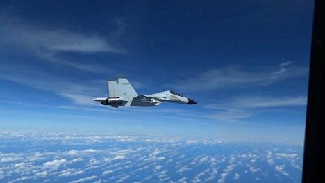 Yhdysvaltain hävittäjä kuvasi kiinalaisen J-11-hävittäjän kansainvälisessä ilmatilassa Etelä-Kiinan merellä 