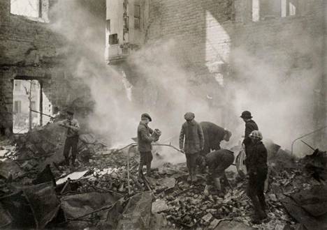 Turun kasarmi kärsi vaurioita saksalaisjoukkojen hyökkäyksessä. Kaupunkilaiset etsivät raunioista säilykepurkkeja.