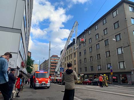Helsingin Sanomien toimittajan ottamassa kuvassa näkyy pelastuslaitoksen käyttämä nosturi.