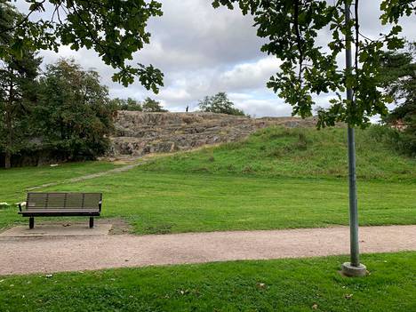 Väinämöisen puistoon kesällä asennettu penkki on poikinut yhteydenottoja Helsingin kaupungille.