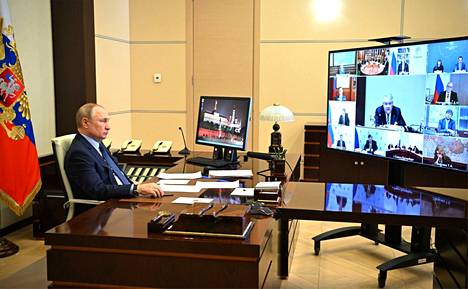 Presidentti Vladimir Putin johti Venäjän tiede- ja opetusneuvon kokousta etäyhteydellä työhuoneestaan Novo-Ogarjovosta Moskovan kupeesta tiistaina.