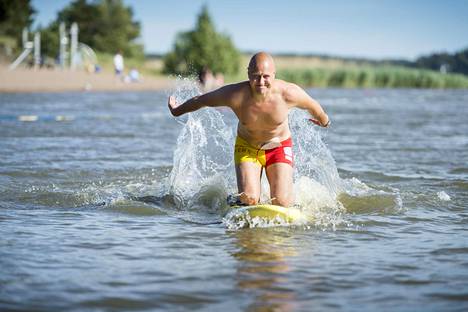 Sauli Suominen ui ja opettaa lapsille hengenpelastustaitoja. Avanne ei häiritse vedessä olemista.