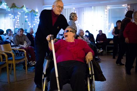 Martti Ryhänen, 87, tanssitti pyörätuolissa istuvaa Tytti-vaimoaan perjantaina Myllypuron palvelukeskuksen tansseissa. ”Annan tyytyväisyydelleni arvosanan 9,5. Minulla on ollut hyvä pari ja avioliitto. Olemme menestyneet hyvin elämässämme”, hän kertoo.
